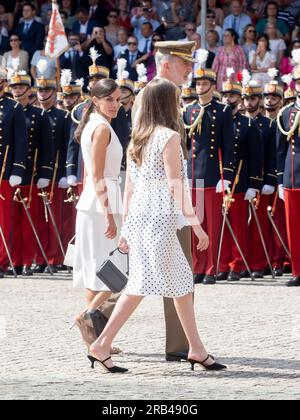 Zaragoza. Spanien. 7. juli 2023. Felipe de Borbón und Letizia Ortiz Könige von Spanien und Prinzessin Leonor de Borbón von Asturien haben die Lieferung königlicher Entsendungen an die Offiziere der spanischen Armee geleitet, die an der Allgemeinen Militärakademie von Saragossa Juan Antonio Pérez/Alamy Live News ihren Abschluss gemacht haben Stockfoto