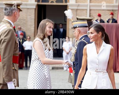 Zaragoza. Spanien. 7. juli 2023. Felipe de Borbón und Letizia Ortiz Könige von Spanien und Prinzessin Leonor de Borbón von Asturien haben die Lieferung königlicher Entsendungen an die Offiziere der spanischen Armee geleitet, die an der Allgemeinen Militärakademie von Saragossa Juan Antonio Pérez/Alamy Live News ihren Abschluss gemacht haben Stockfoto