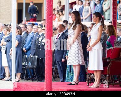 Zaragoza. Spanien. 7. juli 2023. Felipe de Borbón und Letizia Ortiz Könige von Spanien und Prinzessin Leonor de Borbón von Asturien haben die Lieferung königlicher Entsendungen an die Offiziere der spanischen Armee geleitet, die an der Allgemeinen Militärakademie von Saragossa Juan Antonio Pérez/Alamy Live News ihren Abschluss gemacht haben Stockfoto