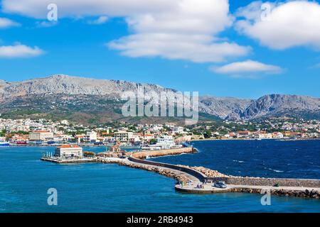 Blick auf den Hafen von Chios Stadt, auf der Insel Chios, in der Ägäis, Griechenland, mit der Fußgängerzone und den Bergen, die die Stadt umgeben. Stockfoto