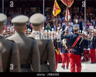 Zaragoza. Spanien. 7. juli 2023. Felipe de Borbón und Letizia Ortiz Könige von Spanien und Prinzessin Leonor de Borbón von Asturien haben die Lieferung königlicher Entsendungen an die Offiziere der spanischen Armee geleitet, die an der Allgemeinen Militärakademie von Saragossa Juan Antonio Pérez/Alamy Live News ihren Abschluss gemacht haben Stockfoto