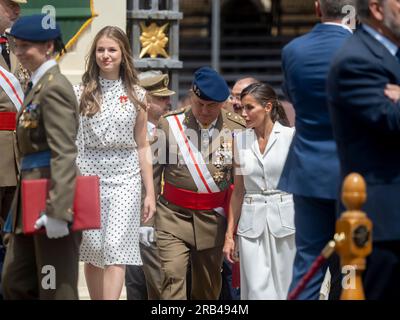 Zaragoza. Spanien. 7. juli 2023. Felipe de Borbón und Letizia Ortiz Könige von Spanien und Prinzessin Leonor de Borbón von Asturien haben die Lieferung königlicher Entsendungen an die Offiziere der spanischen Armee geleitet, die an der Allgemeinen Militärakademie von Saragossa Juan Antonio Pérez/Alamy Live News ihren Abschluss gemacht haben Stockfoto