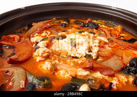 Jjamppong weicher Tofu auf weißem Hintergrund Stockfoto