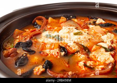 Jjamppong weicher Tofu auf weißem Hintergrund Stockfoto