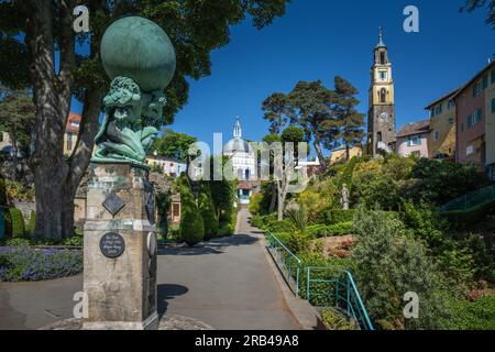 The Bell Tower & Herkules Statue, Portmeirion, North Wales, Großbritannien Stockfoto