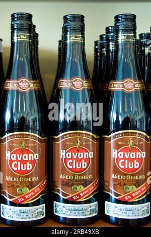 Kuba, Vinales, Havana Club Flaschen Stockfoto