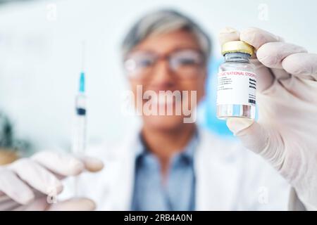 Hände, Impfstoff und Frau Arzt im Krankenhaus mit Medizin, Innovation oder Heilung für Pocken in der Nahaufnahme. Impfung, Fläschchen und Gesundheitsexperte mit Spritze Stockfoto