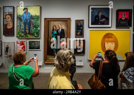 London, Großbritannien. 7. Juli 2023. Eine neue, schmale Galerie beherbergt ein Porträt des Prinzen und der Prinzessin von Wale (William und Kate) unter den berühmten Menschen - die National Portrait Gallery wurde nach vielen Jahren der Renovierungsarbeiten wieder eröffnet. Es sieht nicht dramatisch anders aus, aber die Werke wurden neu aufgehängt und es gibt neuen Platz in einigen erweiterten Galerien. Kredit: Guy Bell/Alamy Live News Stockfoto