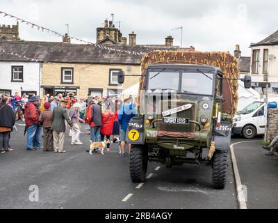 Paare, die am Wochenende der 1940er Jahre in Ingleton, Yorkshire Dales, Großbritannien, in antiker Kleidung tanzen. Stockfoto