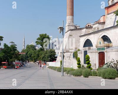 Teil der Hagia Sophia Mosque Right und der Sultanahmet Sqaure, einschließlich Rote Wagen, die Simits aka türkische Bagels verkaufen, Istanbul, Türkei Stockfoto