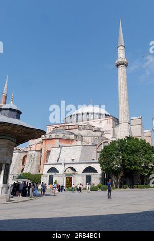 Hagia-Sophia-Moschee und Teil des Sultan-Ahmed-III-Brunnens, Istanbul, Türkei Stockfoto