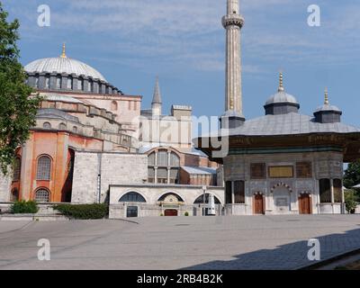 Hagia-Sophia-Moschee und Sultan-Ahmed-III-Brunnen, Istanbul, Türkei Stockfoto