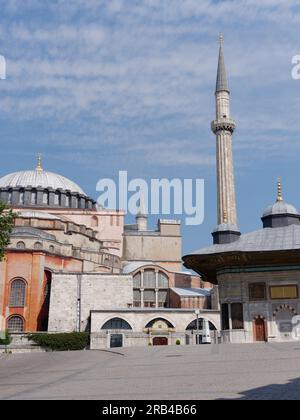 Hagia-Sophia-Moschee und Sultan-Ahmed-III-Brunnen, Istanbul, Türkei Stockfoto