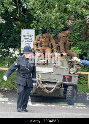 Ein gepanzertes Fahrzeug, das am Wochenende der 1940er in Ingleton, Yorkshire Dales, Großbritannien, in einer Ladestation für Elektrofahrzeuge geparkt ist. Stockfoto