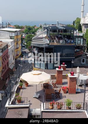 Blick vom Seven Hills Restaurant über Dächer in Richtung eines Restaurants in Istanbul mit einer Straße darunter und dem Marmarameer dahinter, Istanbul, Türkei Stockfoto