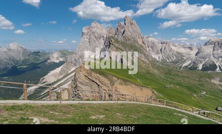 Blick auf die Geislerspitzen (Gruppo delle Odle) in den Dolomiten (italienische Alpen), vom Gipfel des Seceda-Gebirges aus gesehen Stockfoto