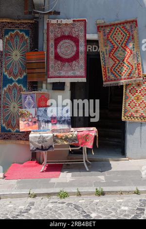 Teppiche zum Verkauf hängen vor einem Geschäft in Istanbul, Türkei Stockfoto
