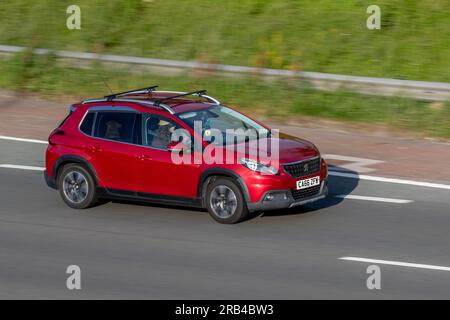 2017 Peugeot 2008 Allure PureTech 82 Red Car SUV Benzinmotor 1200 cm3; schnelles Fahren auf der Autobahn M6 im Großraum Manchester, Großbritannien Stockfoto