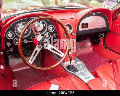 Rotes Armaturenbrett, Chevrolet Corvette Stingray Cabriolet 1963. Stockfoto