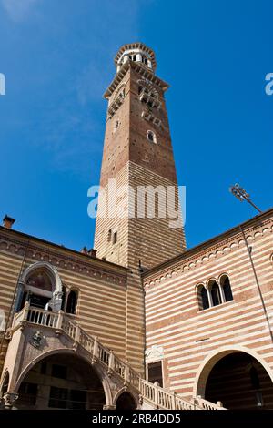 Italien, Veneto, Verona, Lamperti Tower und Palazzo della Ragione Stockfoto