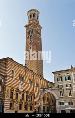 Italien, Veneto, Verona, Lamperti Tower und Palazzo della Ragione Stockfoto