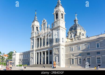 Kathedrale von Almudena (Catedral de la Almudena), Calle de Bailén, Centro, Madrid, Königreich Spanien Stockfoto