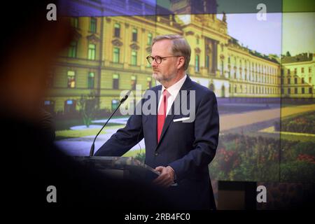 Prag, Tschechische Republik. 07. Juli 2023. Der tschechische Premierminister Petr Fiala hört auf einer gemeinsamen Pressekonferenz mit dem ukrainischen Präsidenten Volodymyr Zelenskyy nach bilateralen Treffen in der Straka-Akademie am 7. Juli 2023 in Prag, Tschechische Republik, eine Frage. Kredit: Ukrainischer Ratsvorsitz/Ukrainischer Ratsvorsitz/Alamy Live News Stockfoto