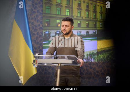 Prag, Tschechische Republik. 07. Juli 2023. Der ukrainische Präsident Wolodymyr Zelenskyy hört auf einer gemeinsamen Pressekonferenz, die vom tschechischen Premierminister Petr Fiala in der Straka-Akademie am 7. Juli 2023 in Prag, Tschechische Republik, ausgerichtet wurde. Kredit: Ukrainischer Ratsvorsitz/Ukrainischer Ratsvorsitz/Alamy Live News Stockfoto