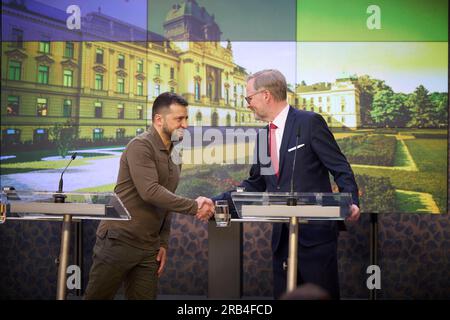 Prag, Tschechische Republik. 07. Juli 2023. Der tschechische Premierminister Petr Fiala, rechts, schüttelt dem ukrainischen Präsidenten Wolodymyr Zelenskyy nach einer gemeinsamen Pressekonferenz in der Straka-Akademie am 7. Juli 2023 in Prag die Hand. Kredit: Ukrainischer Ratsvorsitz/Ukrainischer Ratsvorsitz/Alamy Live News Stockfoto