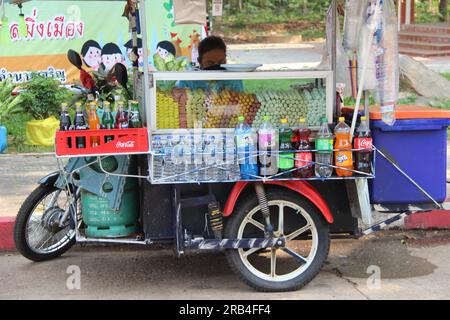 Mobiler thailändischer Straßenverkäufer mit Wurst Stockfoto