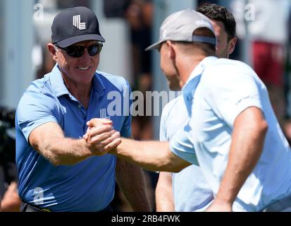 Greg Norman, CEO VON LIV Golf (links), am ersten Tag der LIV Golf League im Centurion Club in Hertfordshire. Bilddatum: Freitag, 7. Juli 2023. Stockfoto