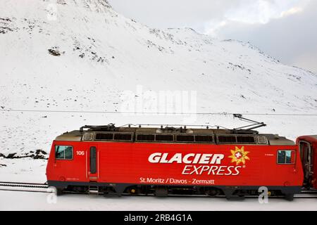 Schweiz, Kanton Uri, Oberalppass, Glacier express Zug Stockfoto