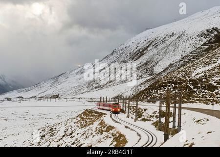Schweiz, Kanton Uri, Oberalppass, Glacier express Zug Stockfoto