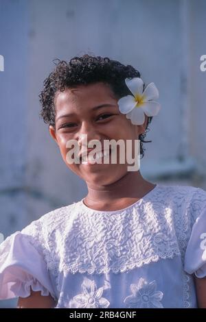 Lächelndes junges Mädchen in traditionellem Kleid, Insel Upolu, Samoa, Polynesien Stockfoto