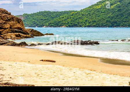 Das Meer zwischen dem Strand, Felsen und vollständig erhaltenem Regenwald in Trindade, Paraty District in Rio de Janeiro Stockfoto