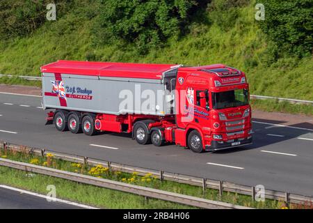 T & J-Spedition, Speditionsunternehmen in Clitheroe, England. Fahren mit hoher Geschwindigkeit auf der Autobahn M6 im Großraum Manchester, Großbritannien Stockfoto