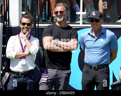 LIV Golf COO Gary Davidson (links) mit COO Richard Marsh (Zentrum) und CEO Greg Norman während des ersten Tages der LIV Golf League im Centurion Club, Hertfordshire. Bilddatum: Freitag, 7. Juli 2023. Stockfoto