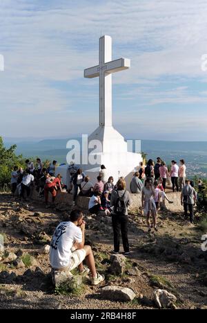 Das weiße Kreuz auf dem Gipfel des Berges Križevac Stockfoto