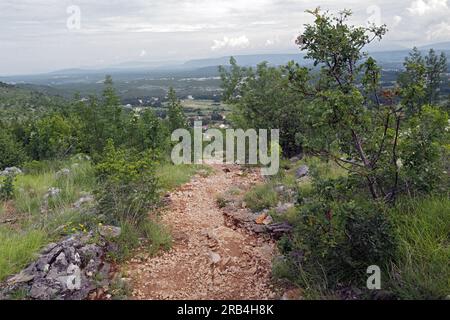 Der Pfad des Abstiegs vom Berg Križevac inmitten der Natur Stockfoto