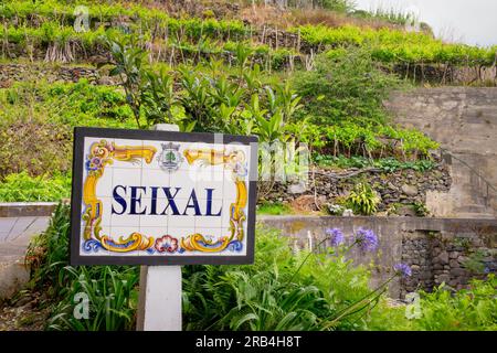 Dorf Seixal, Straßenschild aus Asulejos-Keramikfliesen auf der Insel Madeira, Portugal Stockfoto