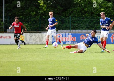 Kiel, Deutschland. 07. Juli 2023. Fußball: Testspiele, Holstein Kiel - Hannover 96. Kiels Nico Carrera (2.f.r) rutscht am Ball vorbei. Kredit: Frank Molter/dpa/Alamy Live News Stockfoto