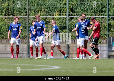 Kiel, Deutschland. 07. Juli 2023. Fußball: Testspiele, Holstein Kiel - Hannover 96. Die Kiel-Spieler feiern den 1:1-Equalizer. Kredit: Frank Molter/dpa/Alamy Live News Stockfoto