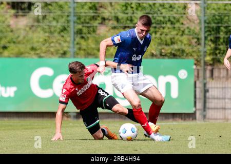 Kiel, Deutschland. 07. Juli 2023. Fußball: Testspiele, Holstein Kiel - Hannover 96. Hannovers Enzo Leopold (l) und Kieles Marko Ivezic kämpfen um den Ball. Kredit: Frank Molter/dpa/Alamy Live News Stockfoto