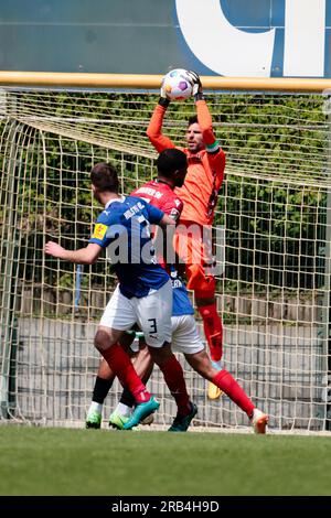 Kiel, Deutschland. 07. Juli 2023. Fußball: Testspiele, Holstein Kiel - Hannover 96. Hannovers Ron-Robert Zieler (r) ist in Aktion. Kredit: Frank Molter/dpa/Alamy Live News Stockfoto