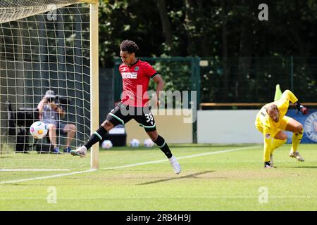 Kiel, Deutschland. 07. Juli 2023. Fußball: Testspiele, Holstein Kiel - Hannover 96. Hannovers Monju Thaddäus Momuluh erzielt 2:1 Punkte für Hannover. Kredit: Frank Molter/dpa/Alamy Live News Stockfoto