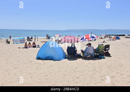 Bournemouth, Dorset, England, Vereinigtes Königreich, 7. Juli 2023, Wetter. Heißer und sonniger Tag an der Südküste mit Menschen am Meer und am Strand. Kredit: Paul Biggins/Alamy Live News Stockfoto