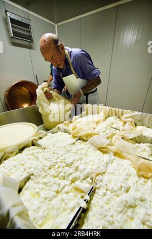 Guglielmo Locatelli. Locatelli Molkerei. Reggetto. Taleggio-Tal. Lombardei. Italien Stockfoto