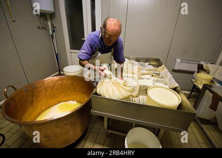 Guglielmo Locatelli. Locatelli Molkerei. Reggetto. Taleggio-Tal. Lombardei. Italien Stockfoto