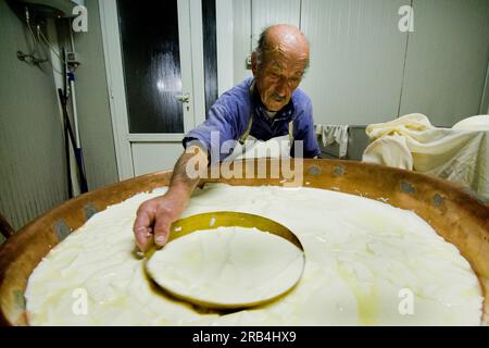 Guglielmo Locatelli. Locatelli Molkerei. Reggetto. Taleggio-Tal. Lombardei. Italien Stockfoto