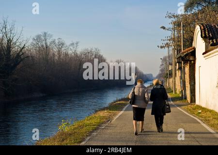 Frauen. Cassinetta di Lugagnano. Naviglio Grande. Lombardei. Italien Stockfoto